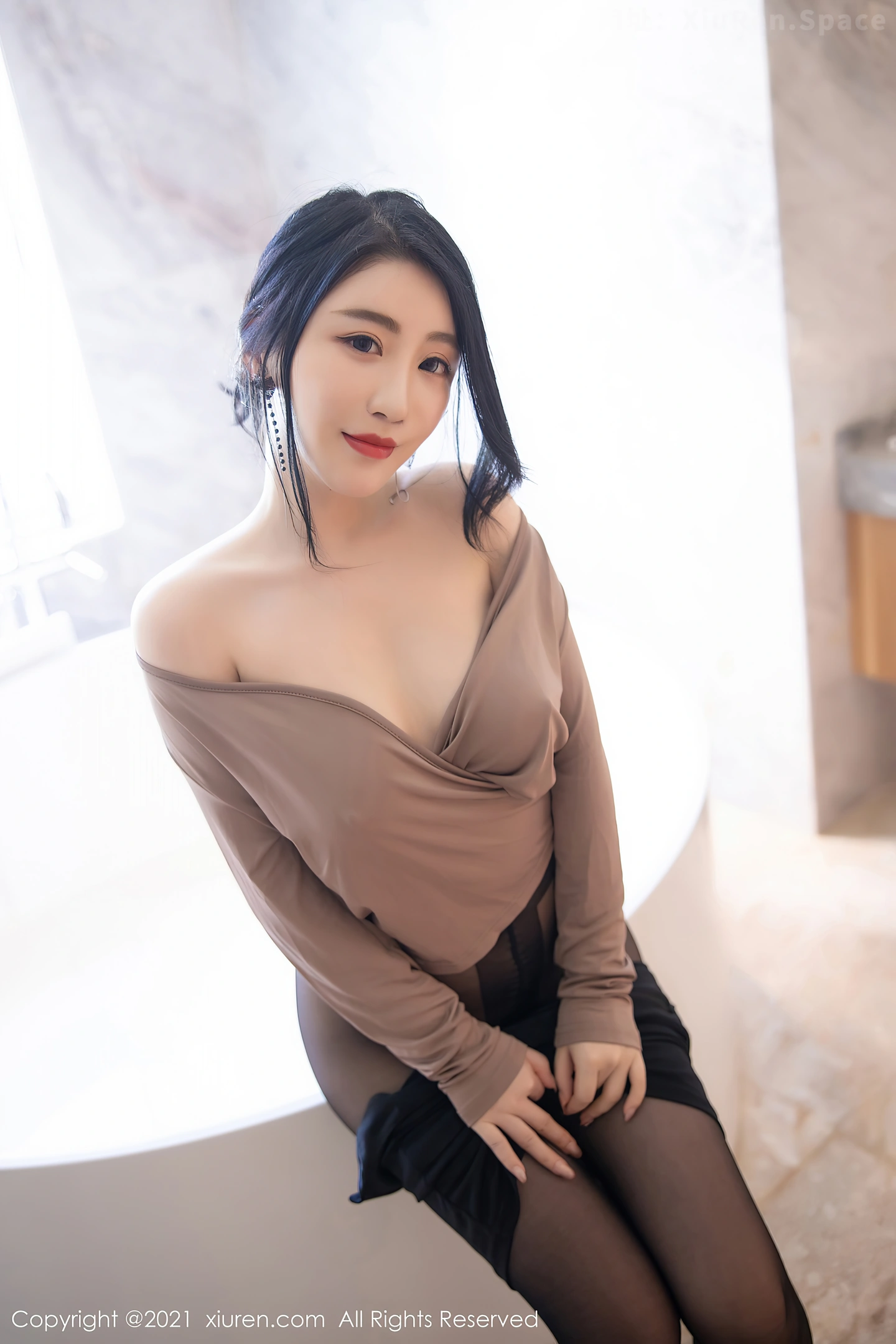 图片[4]-[XiuRen秀人网]VOL.3057 女神绯月樱-Chery都市风格深V配黑丝裤袜浴缸里湿身诱惑写真67P-秀人网官方网站